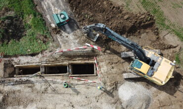 Strassen- und Tiefbau | Erschliessung mit Lärmschutzwand | Eine Erfolgsgeschichte der Ernst Frey AG: Strassenbauten, Fusswege, Sauber- und Schmutzwasserleitungen und Werkleitungen, alles aus einer Hand.