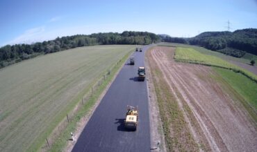 Strassen- und Tiefbau | Sanierung Deckbelag Kantonsstrasse | Eine Erfolgsgeschichte der Ernst Frey AG: Die Sanierung des Deckbelags zwischen der Autobahnausfahrt Eiken und dem Hardwald. Lesen Sie jetzt mehr darüber.