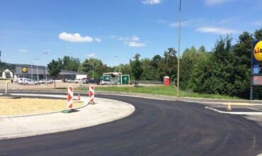 Strassen- und Tiefbau | Strassensanierung und Neubau Kreisel | Eine Erfolgsgeschichte der Ernst Frey AG: In Lausen haben wir eine Kantonsstrasse instandgesetzt und einen Kreisel errichtet. Jetzt mehr darüber erfahren.