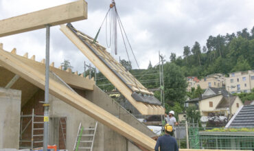 Ernst Frey, Umbau und Sanierung, 2021, Im Mühlegarten, Dachstuhl in Elementbauweise, Eindeckung mit Trapezblechbahnen, Blickschutz in Holz, Ettingen, im Mühlegarten